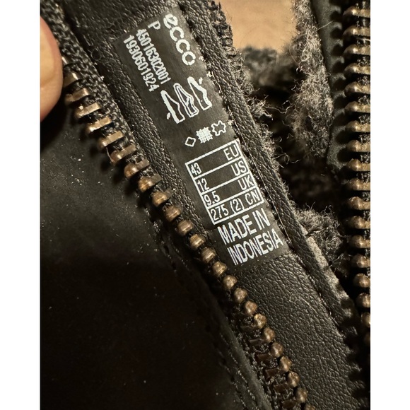 Ecco side zip and lace up front. Top inside is a furry texture. - Picture 4 of 8